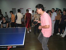 参加社区乒乓球比赛